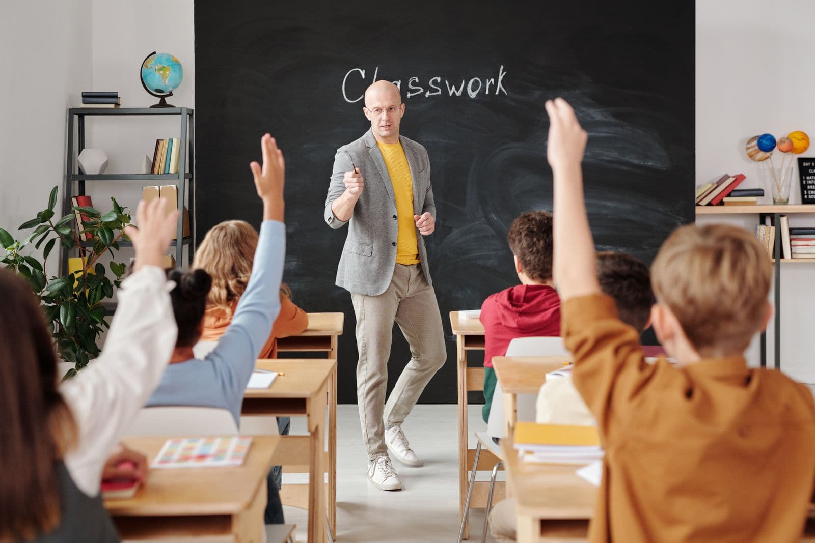 Illustration of a education / coaching website in use