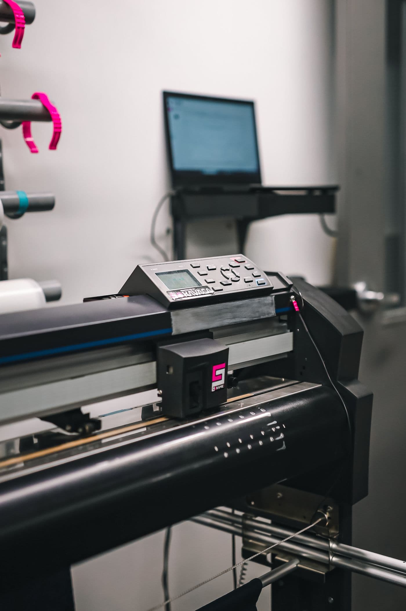 Cutting plotter for signage, stickers and vinyl